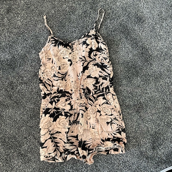 H and M peach and black Hawaiian floral romper - Picture 2 of 4